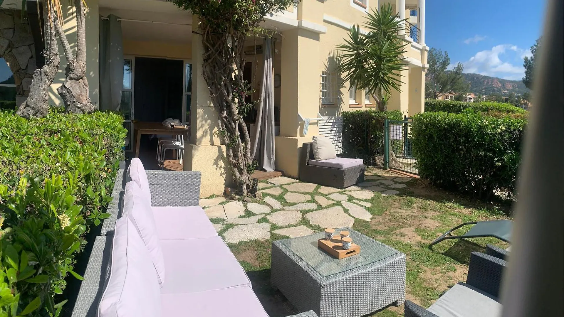 Promo French Days Superbe T2 En Rez De Jardin Privatif Cloture , Cap Esterel Pierre Et Vacances ,Piscine Chauffee Des Le 05 Avril Au 02 Novembre location